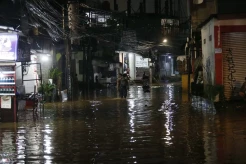 Jalan Pasar Warung Buncit Terendam Banjir, Kendaraan Tak Bisa Melintas