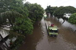 Truk Terobos Banjir di Daan Mogot, Lalu Lintas Lumpuh