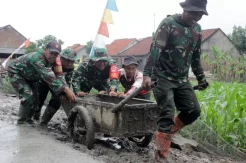 Semangat Kebersamaan TNI dan Masyarakat Membangun Jalan Rabat Beton di Brebes