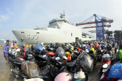 Antusiasme Ribuan Pemudik Balik ke Jakarta Naik KRI Banda Aceh dari Pelabuhan Tanjung Emas