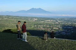 Keindahan Gunung Gede dan Gunung Pangrango Sambut Wisatawan di Puncak