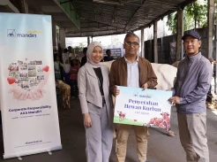 AXA Mandiri Serahkan Hewan Kurban