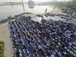 Ratusan Jemaah Salat Iduladha di Pantai Ancol