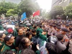 Demo Mahasiswa Uhamka di Sudirman Diwarnai Saling Dorong dengan Polisi