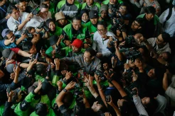 Nadiem Makarim Tiba di PN Jakarta Pusat, Disambut Pengemudi Gojek Jelang Sidang Putusan