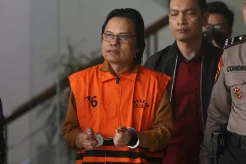 Diduga Terima Gratifikasi Rp17 Miliar, Mantan Sekjen MPR Ditahan KPK