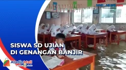 Banjir Rob Terjang Indramayu, Siswa SD Kerjakan Ujian Semester di Atas Genangan Air