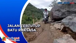 Jalan Tertutup Batu Raksasa, Warga Tana Toraja Kesulitan Melintas