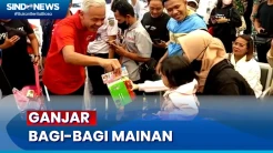 Lepas Keberangkatan Pemudik di Stasiun Pasar Senen, Ganjar Pranowo Bagikan Mainan ke Anak-Anak