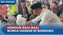 Menhub Bagi-Bagi Bunga saat Tinjau Keberangkatan Jamaah Haji di Bandara Soetta