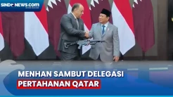 Sambut Delegasi Pertahanan Qatar, Prabowo Serahkan Cinderamata Senapan Serbu Pindad