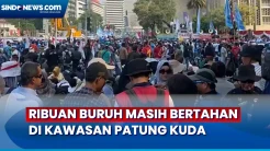 Bertahan di Kawasan Patung Kuda, Massa Buruh Sempat Bakar Sampah dan Ban
