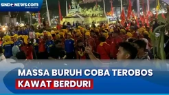 Masih Bertahan, Massa Buruh Coba Terobos Kawat Berduri di Kawasan Patung Kuda