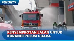 Kurangi Polusi Udara, Petugas Damkar Lakukan Penyemprotan Jalan Protokol