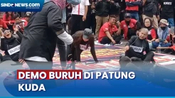 Dua Kelompok Massa Buruh Berseragam Gelar Aksi Long March di Patung Kuda Monas