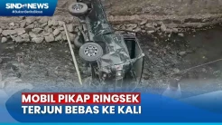 Ringsek! Mobil Pikap Terjun Bebas ke Kali di Sukmajaya Depok