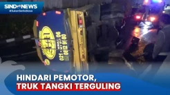 Gegara Hindari Pemotor Ugal-ugalan, Truk Tangki Terguling di Flyover Pancoran
