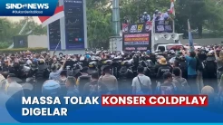 Demo Tolak Konser Coldplay  Diwarnai Aksi Saling Dorong dengan  Polisi di SUGBK