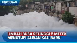 Limbah Busa Setinggi 5 Meter Menutupi Aliran Kali Baru Depok