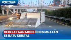 Pecah Ban, Mobil Boks Muatan Es Batu Kristal Terguling di Jaksel