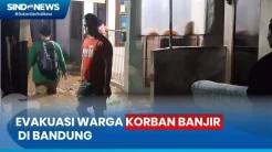 Petugas Damkar Evakuasi Warga Korban Banjir di Bandung Akibat Tanggul Sungai Cikapundung Jebol