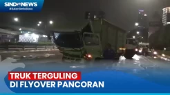 Hilang Kendali, Truk Muatan Karton Terguling di Flyover Pancoran