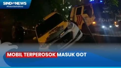 Hindari Motor Ngerem Mendadak,  Mobil Terperosok Masuk Got di Cengkareng