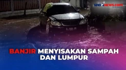 Sampah dan Lumpur Berserakan setelah Banjir Terjang Bandung Timur