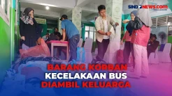 Keluarga Ambil Barang-Barang Korban Kecelakaan Bus di SMK Lingga Kencana