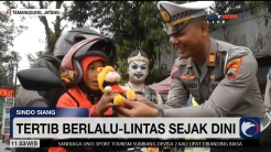 Jelang Hari Anak, Polantas Temanggung Bagikan Helm Kenalkan Keselamatan Berkendara