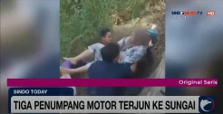 Bercanda saat Berkendara, Pengendara Motor Terobos Pembatas Jalan & Masuk Sungai