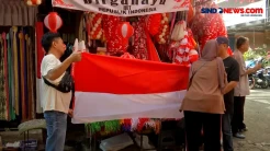 Pedagang Bendera Berlomba Menjemput Omzet Jelang HUT ke-79 RI