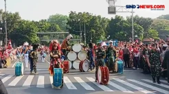 Warga Terpukau Aksi Marching Band Pengiring Kirab Bendera Pusaka
