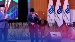 Bahlil Berurai Air Mata Serahkan Jabatan ke Rosan Roeslani