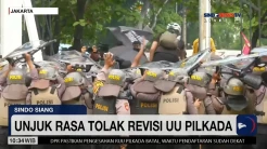 Aksi Tolak Revisi UU Pilkada Ricuh, Massa Menjebol Pagar Depan dan Belakang Gedung DPR