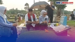 Rano Karno dan Keluarga Nyekar ke Orang Tua di Tanah Kusir