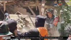 Petugas Gabungan Evakuasi Reruntuhan Bangunan Korban Gempa Bandung