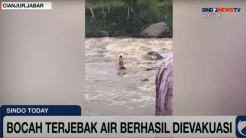 Viral! Bocah Terjebak di Tengah Sungai Meluap di Cianjur