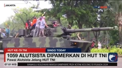 Warga Antusias Melihat Pawai Kendaraan Taktis