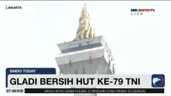 Prajurit Kopassus Rapeling dari Tugu Monas