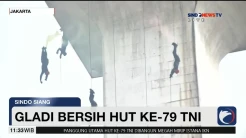 Prajurit Kopassus Rapelling dari Monas saat Gladi Bersih Upacara HUT Ke-79 TNI