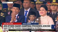 Hadiri HUT ke-79 TNI, Presiden Jokowi Gandeng Jan Ethes
