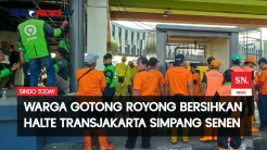 Ojol dan Pelajar Ikut Gotong Royong Bersihkan Halte Transjakarta Senen Pasca Kerusuhan