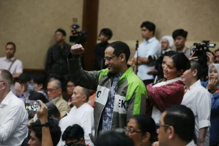 Momen Nadiem Kenakan...