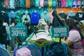 Pengunjung Berburu Perlengkapan...