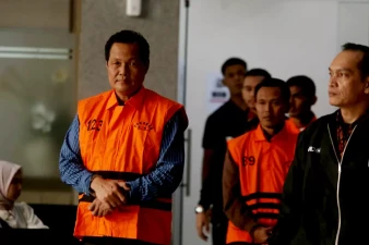 Kenakan Rompi Tahanan,...