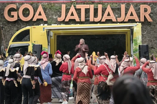 Hadirkan Panggung Hiburan...