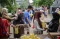 Warga Tangerang Serbu...