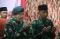 Kenakan Baret TNI dan...