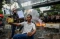 Kocak, Pria Ini Asik...